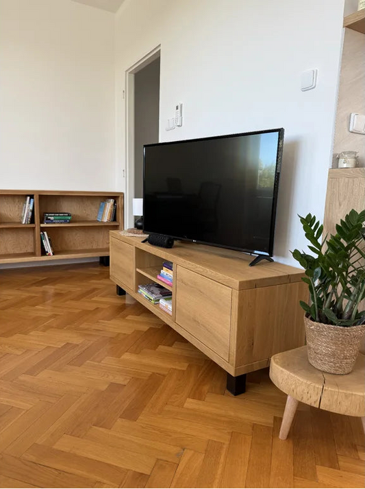 Masívna dubová TV skrinka IKEACKI